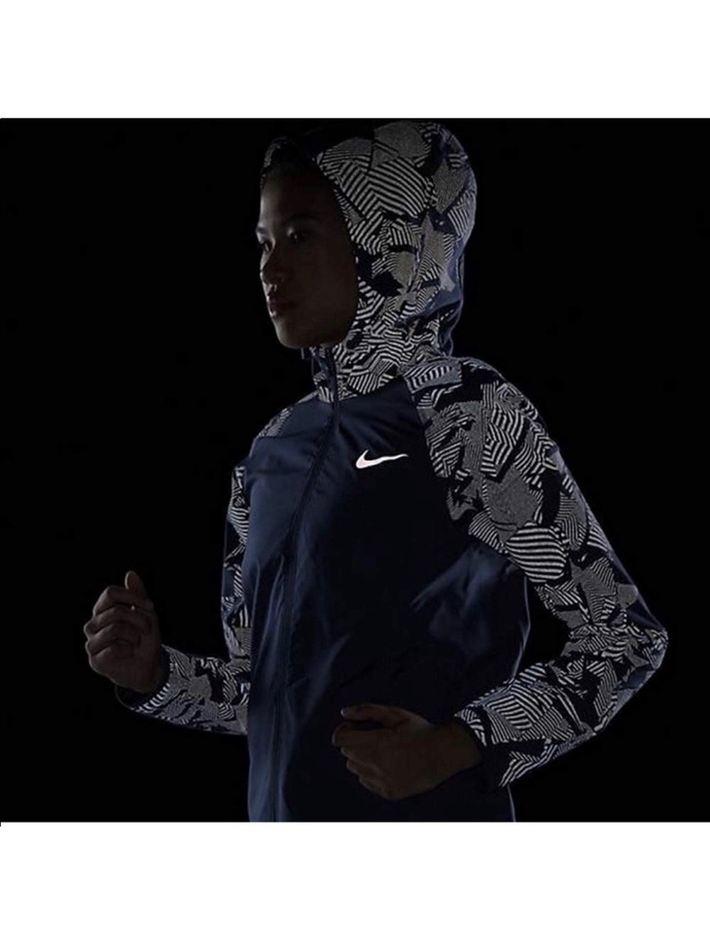 Nike Women's ESSENTIALS Flash
REFLECTIVE RUNNING JACKET - Picture 3 of 9